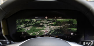 Bosch realizza il primo quadro strumenti curvilineo al mondo