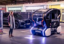 Da Jaguar Land Rover un nuovo sistema intelligente che proietta sul terreno immagini per indicare ai pedoni la direzione del veicolo