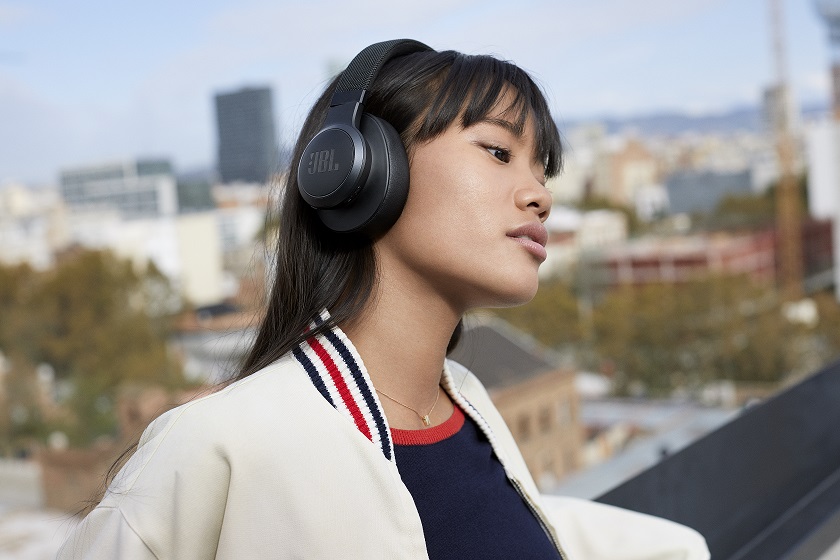 JBL_Lifestyle Image_LIVE 500BT_Black