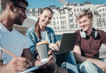 Le tecnologie intelligenti rendono le nuove generazioni più indipendenti nello svolgimento dei compiti a casa