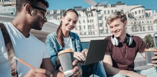 Le tecnologie intelligenti rendono le nuove generazioni più indipendenti nello svolgimento dei compiti a casa