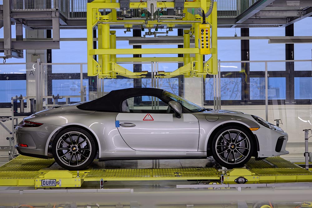 Last-Porsche-911-of-the-991-generation-comes-off-the-production-line