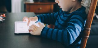 Smartphone come baby-sitter: i rischi per il benessere dei bimbi