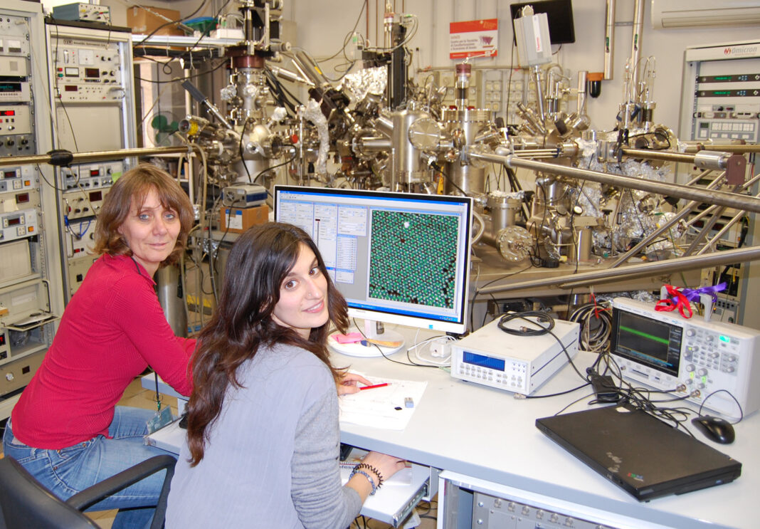 Roberta_Sessoli_Giulia_Serrano_laboratorio_di_Magnetismo_molecolare_Unifi