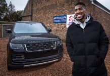 Il campione del mondo dei pesi massimi Anthony Joshua alla guida di una Range Rover Autobiography