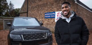 Il campione del mondo dei pesi massimi Anthony Joshua alla guida di una Range Rover Autobiography