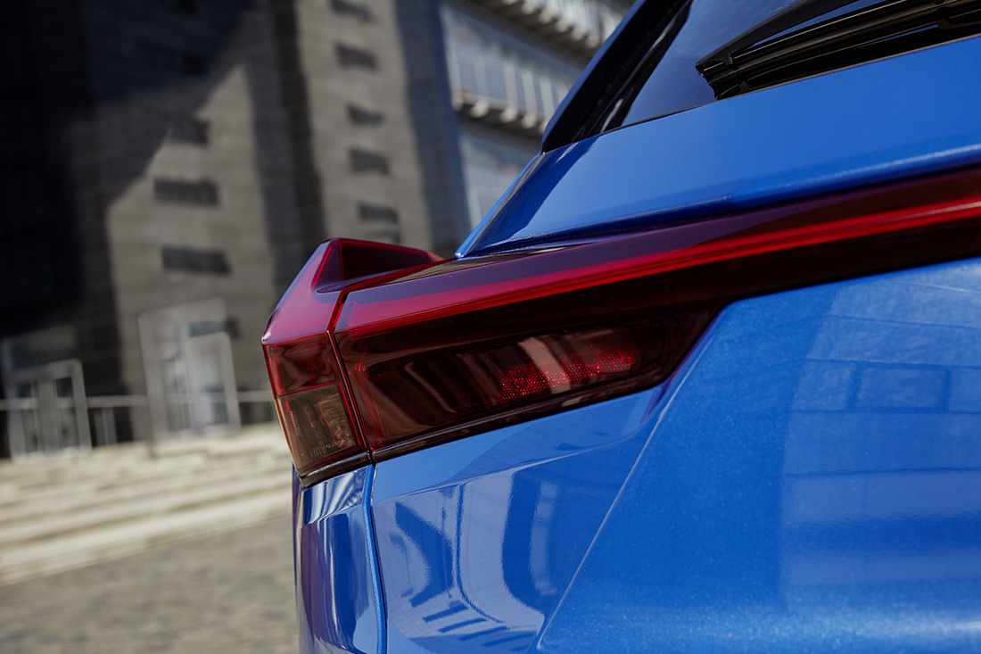 UX inaugura l’era elettrica di Lexus