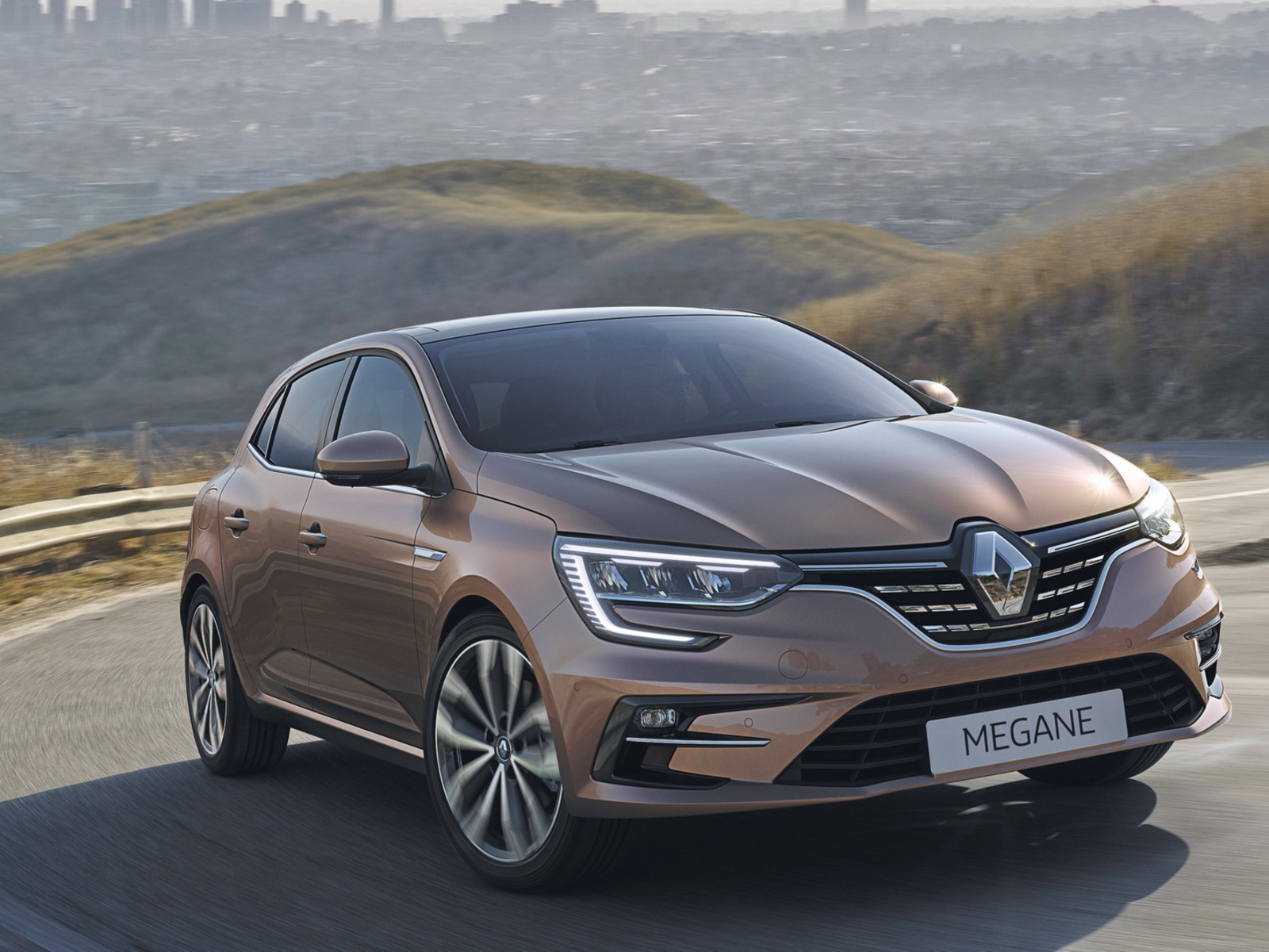 Nuova Renault Megane si rinnova nel design e diventa ibrida Plug-in E-TECH