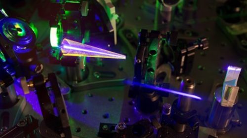 Scoperto un nuovo sistema per generare lampi di luce ultraveloci