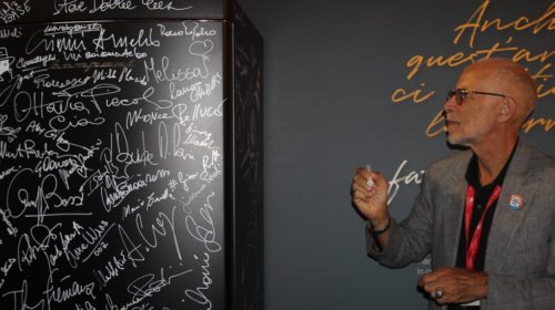 Bompani dona il frigorifero cult autografato da 105 star per sostenere il cinema italiano