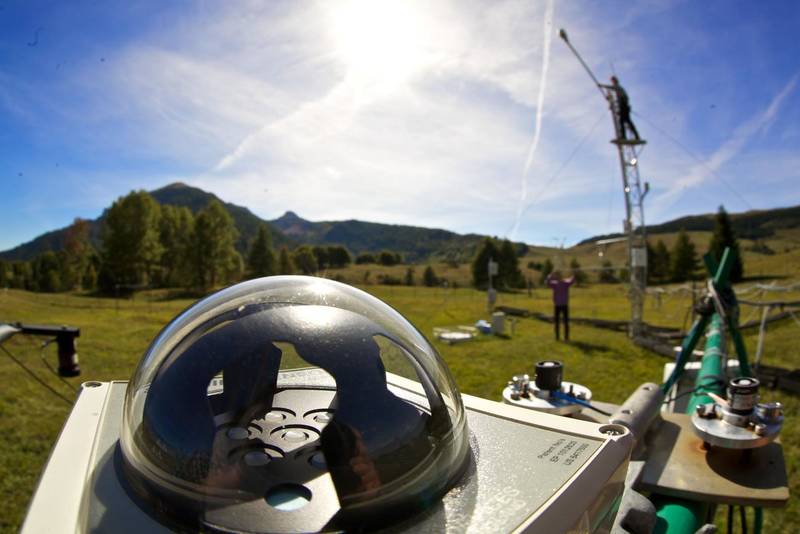 Satelliti, sensori e torri di rilevamento per monitorare le foreste in Trentino e gli impatti climatici