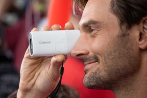 Canon annuncia la nuova fotocamera monoculare a focale fissa PowerShot ZOOM