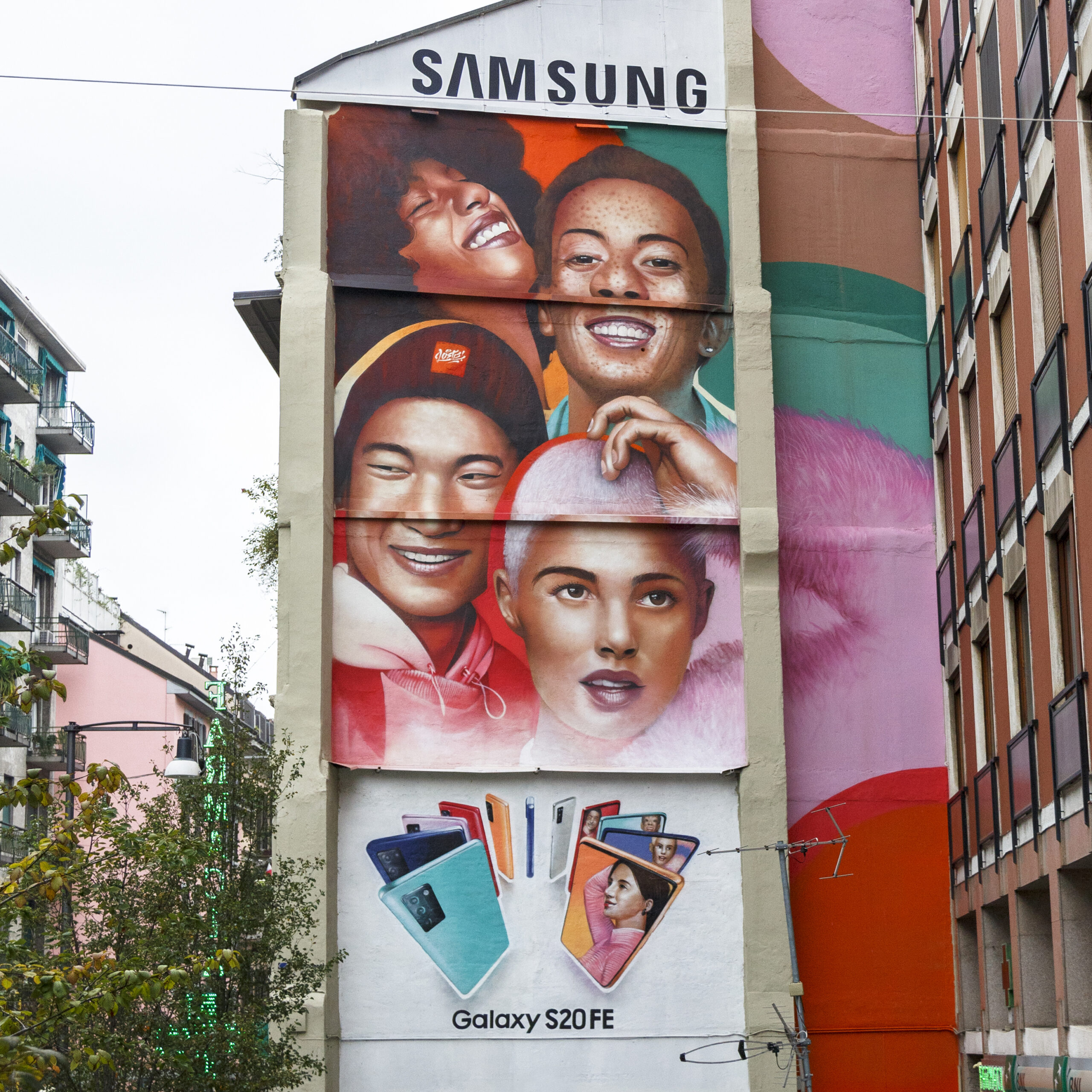 Samsung coniuga arte e pubblicità per colorare la città di Milano