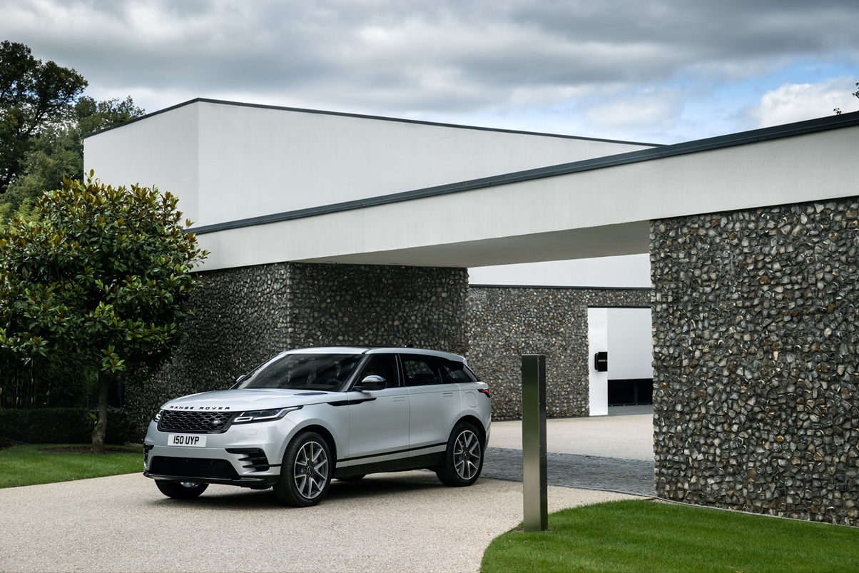 Nuova Range Rover Velar disponibile anche plug-in e con infotainment allo stato dell’arte
