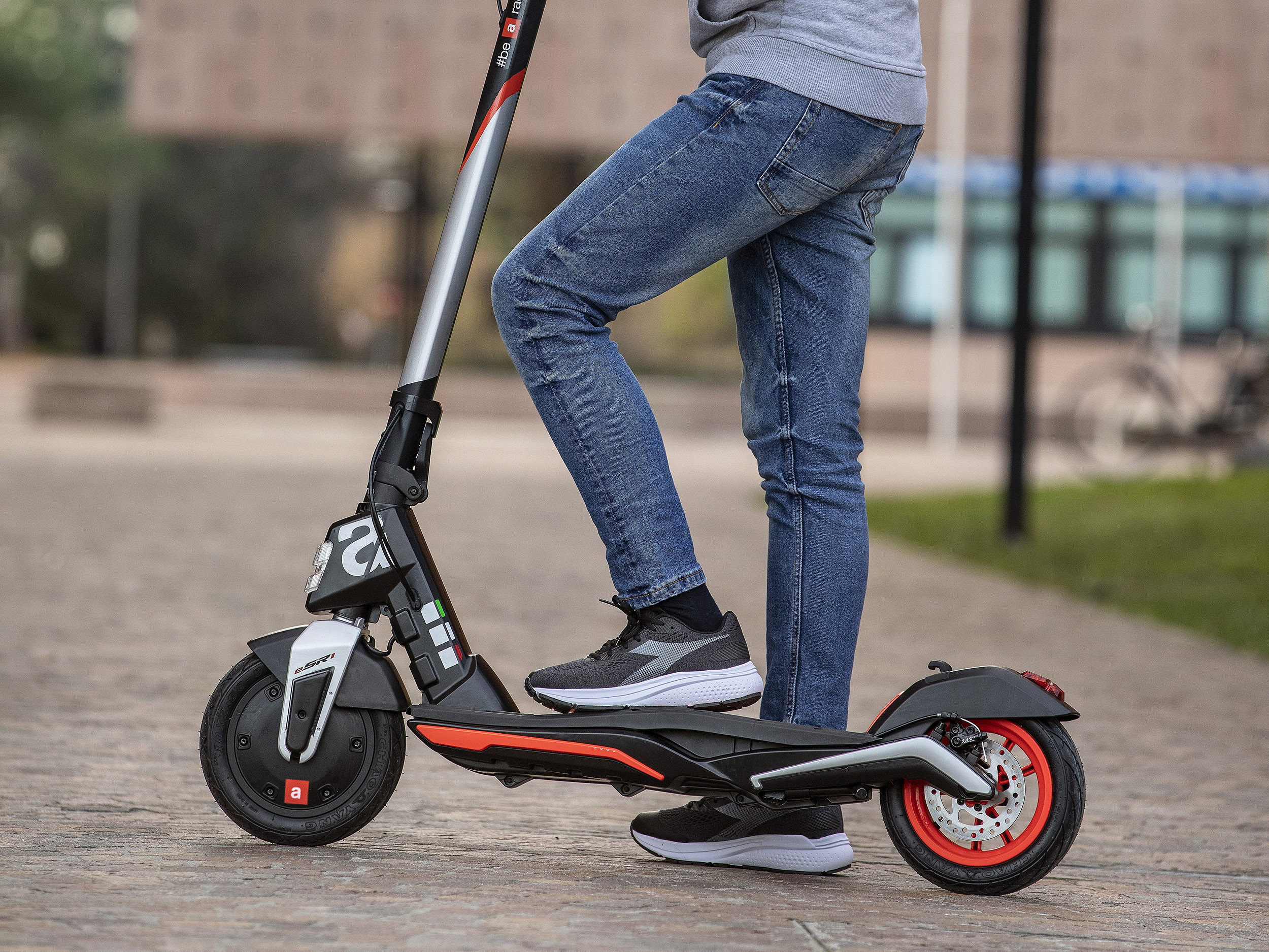 Aprilia lancia il nuovo Monopattino elettrico in collaborazione con Mt Distribution