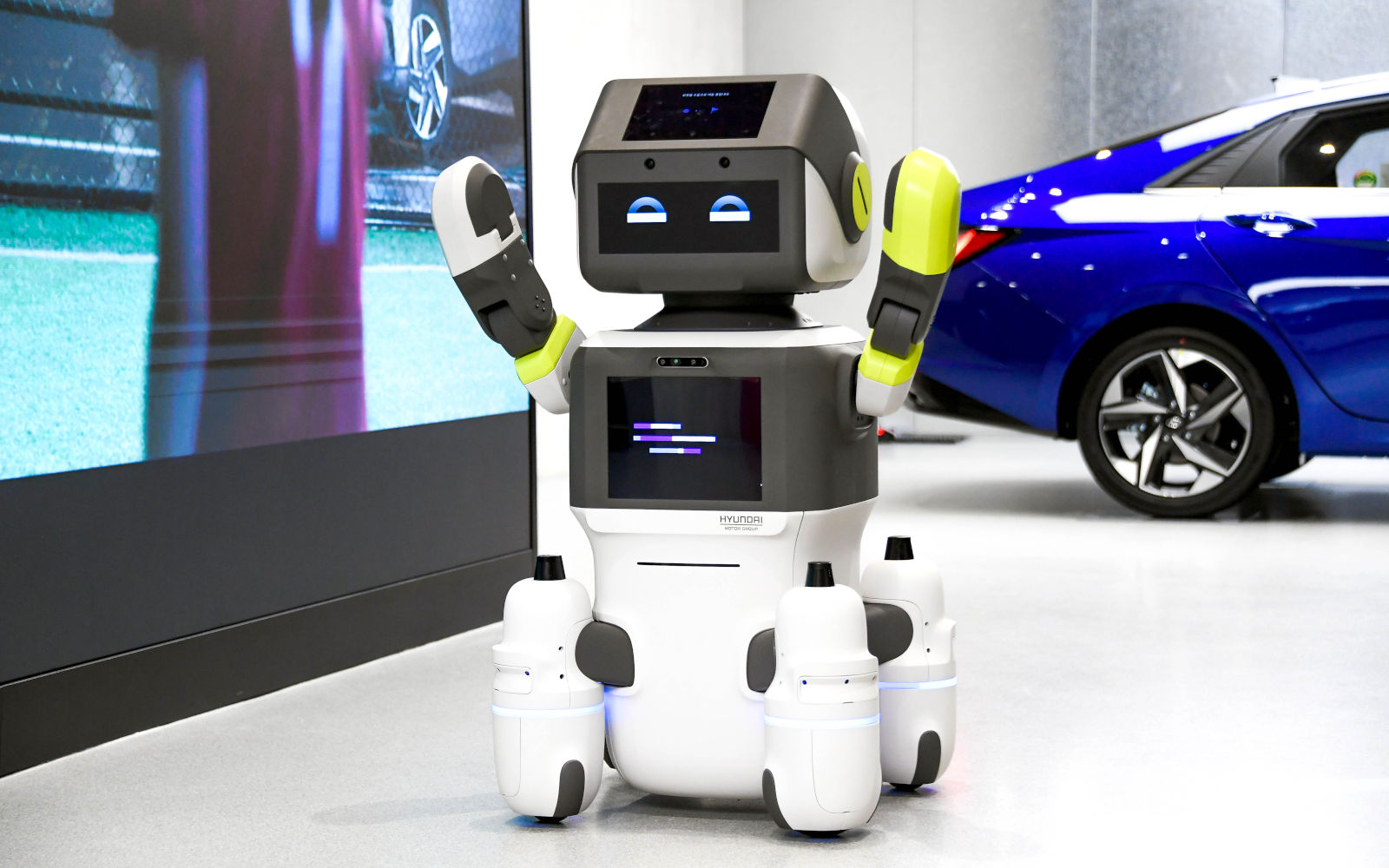 DAL-e: robot umanoide per il servizio clienti in uno showroom Huyndai