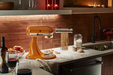 Il nuovo colore Honey veste l’iconico Robot da Cucina Artisan e il Frullatore K400 di KitchenAid