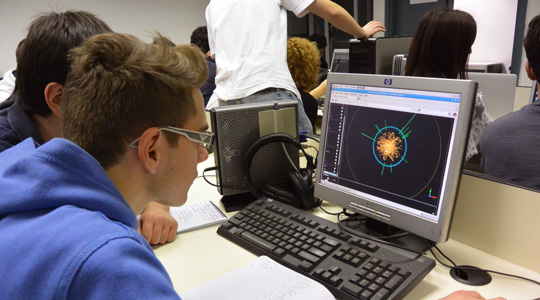 Studenti delle superiori alle prese con i dati del CERN