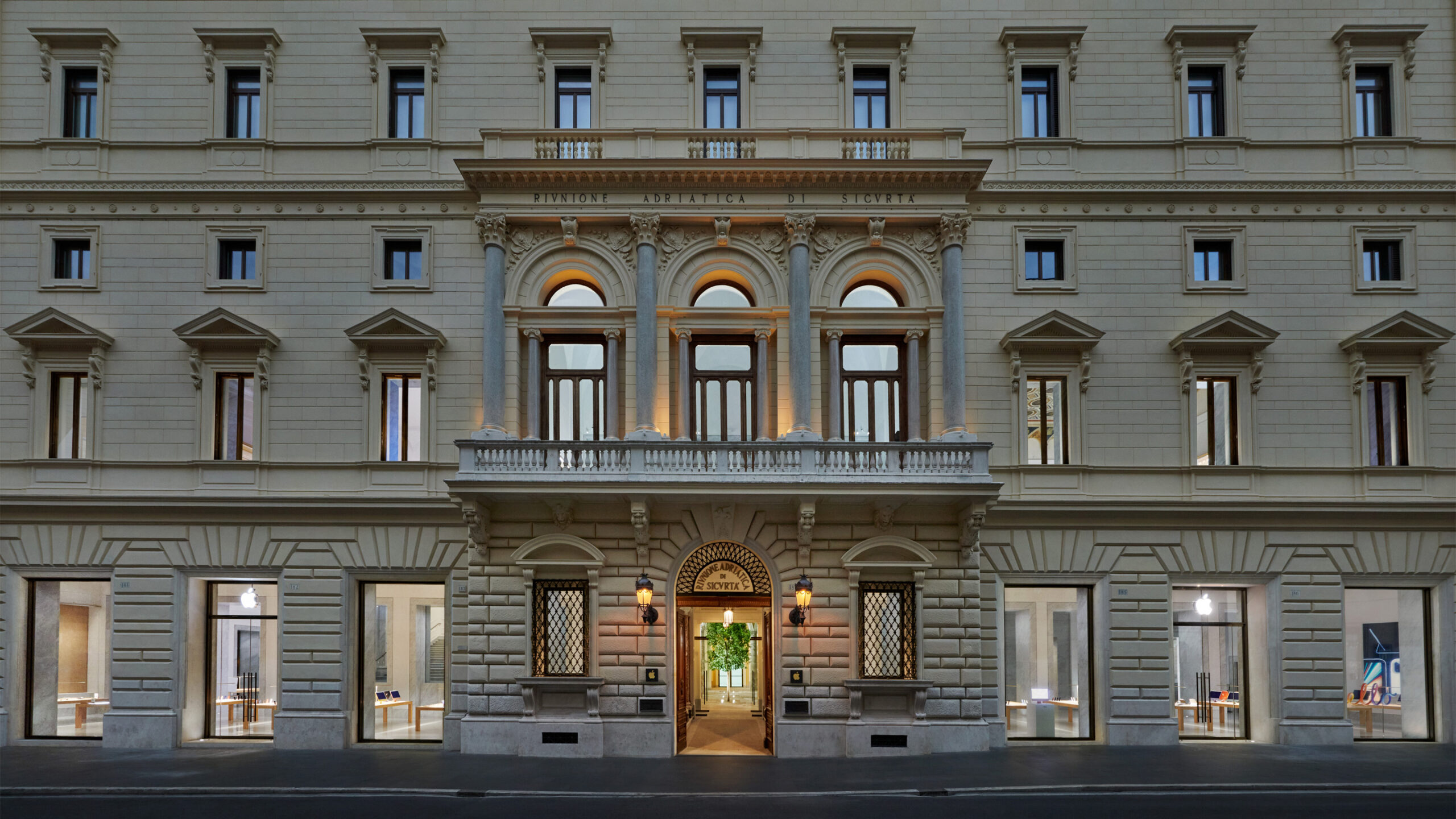 Apre a Roma Apple Via del Corso