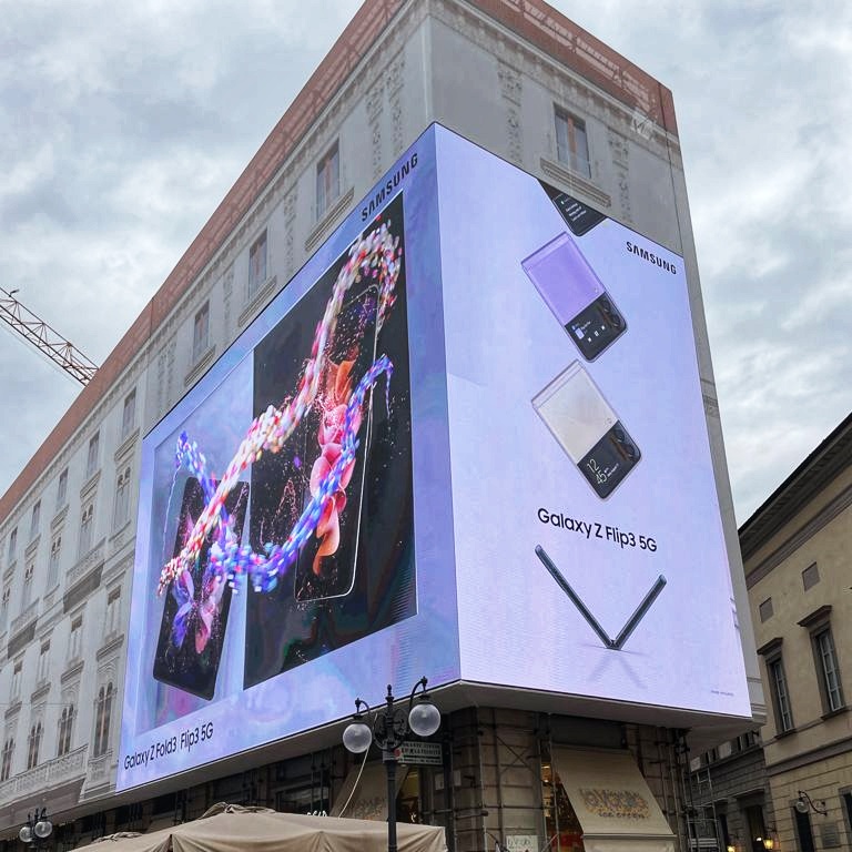 Samsung celebra i nuovi Galaxy Z Flip3 e Z Fold3 con un’installazione pubblicitaria all’insegna dell’innovazione