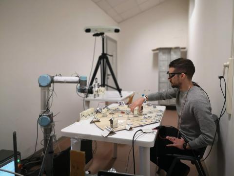 Individuato il momento migliore in cui un robot può segnalare la richiesta di passaggio di un oggetto al partner umano