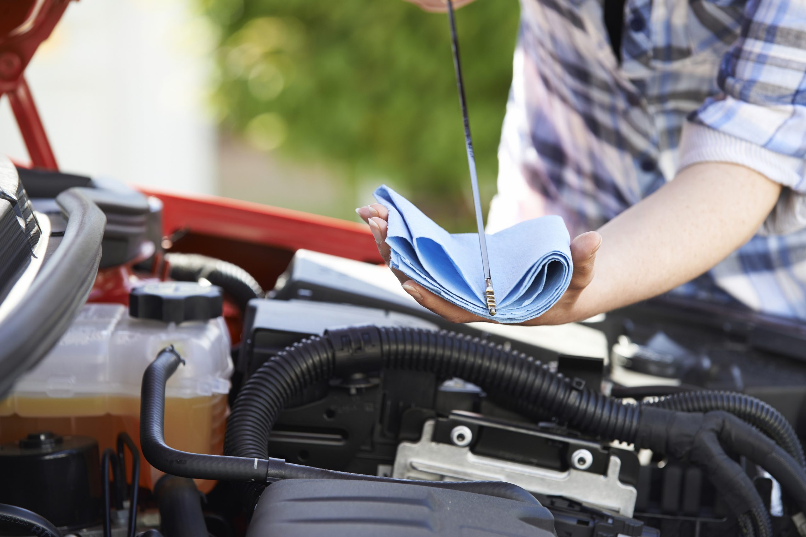 Controllo del livello dell’olio: la maggior parte degli automobilisti non li fa regolarmente