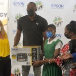 Epson dona videoproiettori e stampanti alla Usain Bolt Foundation
