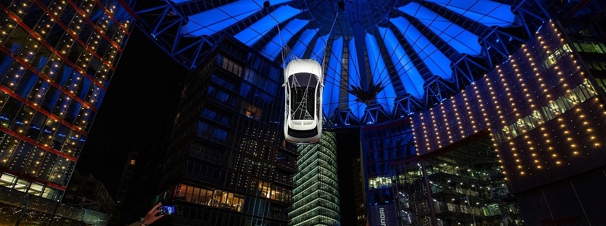 IONIQ 5 appesa a una ragnatela sul soffitto del Sony Center di Berlino