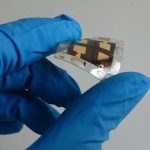 Fotovoltaico a perovskite: celle solari flessibili a basso costo a partire da un semplice foglio di carta
