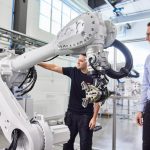 ABB aggiunge due nuove famiglie di robot alla gamma di modelli di grandi dimensioni