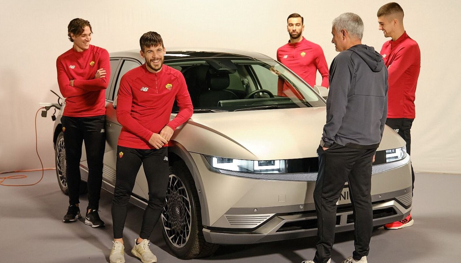 Hyundai: IONIQ 5 e i giocatori dell’AS Roma con Mourinho regista per un giorno