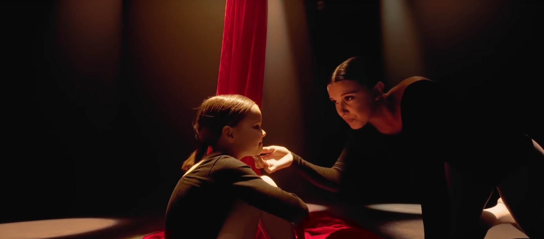 Millie Bobby Brown collabora con Samsung per il suo debutto alla regia