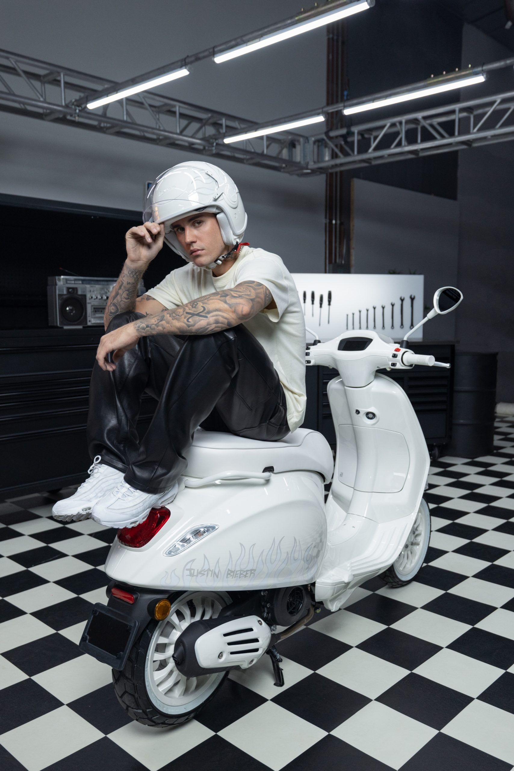Justin Bieber e Vespa svelano JUSTIN BIEBER X VESPA