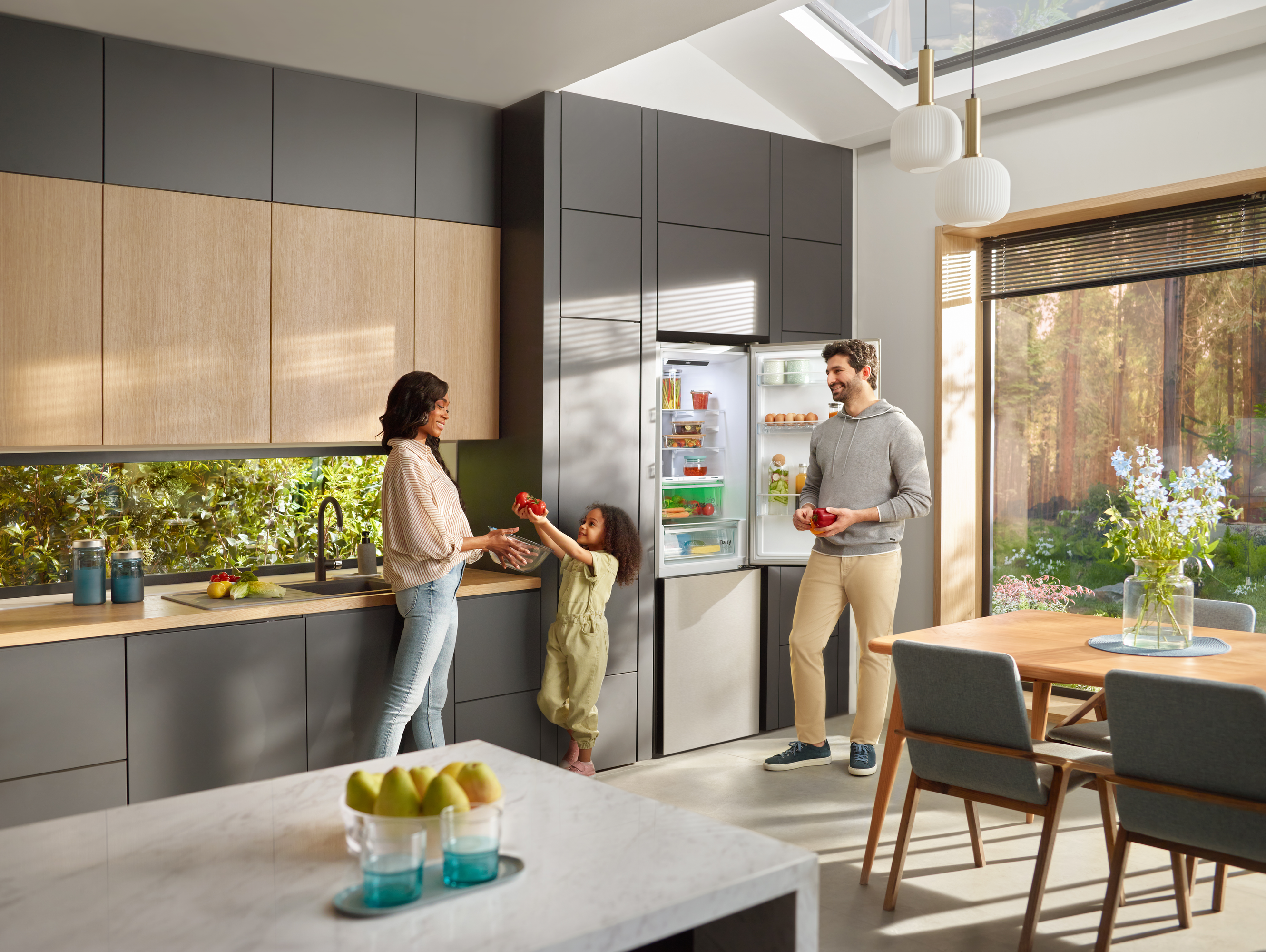 Beko presenta il nuovo frigorifero combinato B5RCNE366HBX design Beyond 5 in 1
