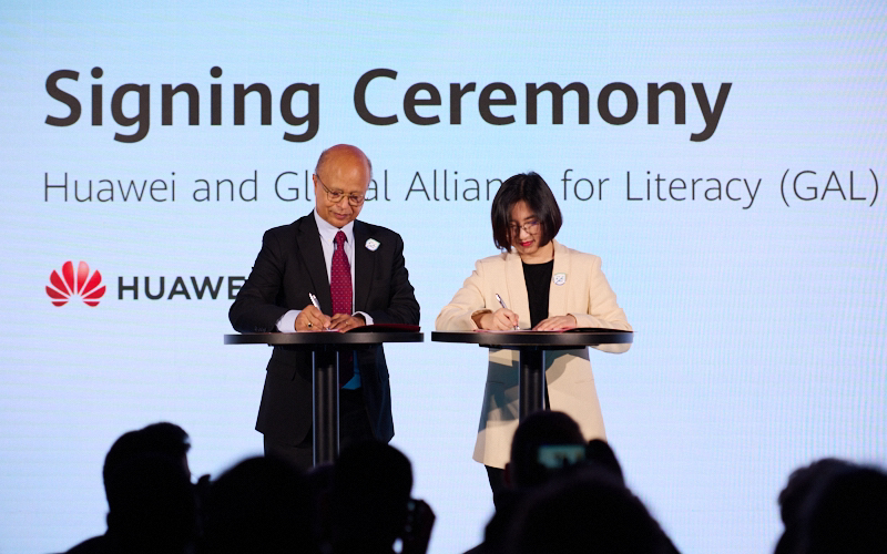 David Atchoarena, Direttore di UIL, e Vicky Zhang, Vice Presidente, Huawei Corporate Communication