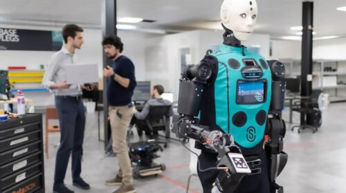 Oversonic presenta la nuova versione del robot umanoide RoBee per l’industria