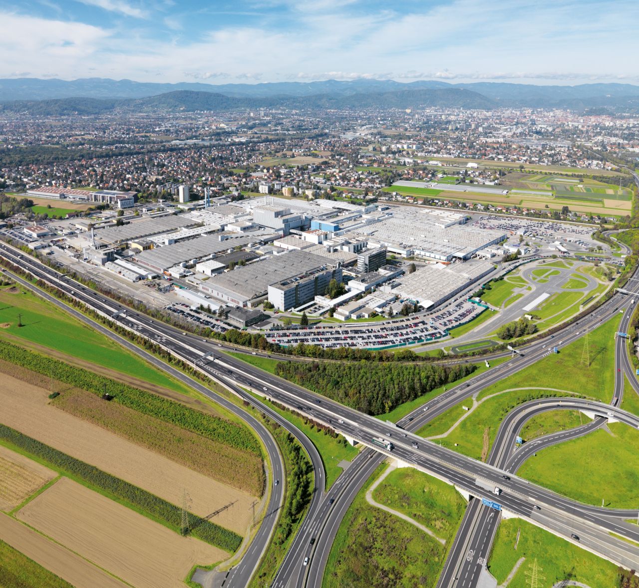 INEOS Automotive annuncia il piano di lancio del nuovo 4X4 elettrico nel 2026