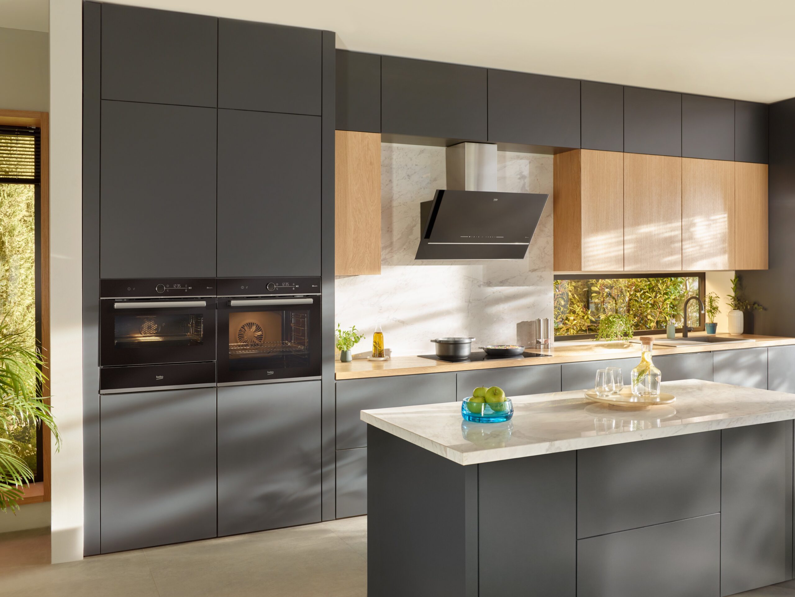 Beko_Forno Combi-Cassetto riscaldante + Forno Multifunzione_BBIMM13400CSW Serie Beyond_ambientata