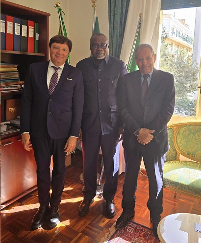 Da dx. Vincenzo Moscariello - Henri Okemba presso Ambasciata
