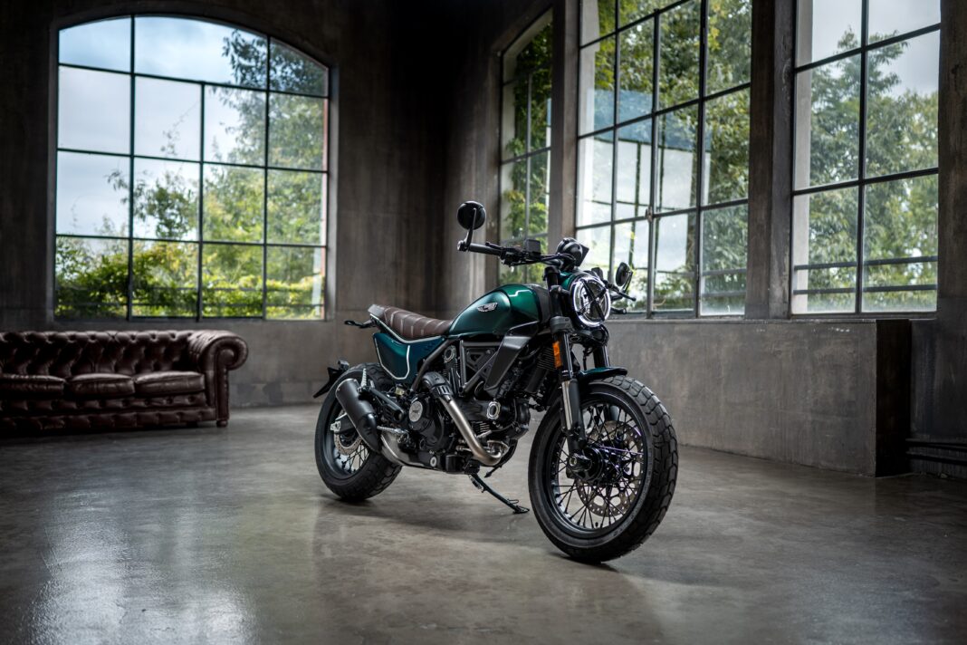 01 - MY26_SCRAMBLER_NIGHTSHIFT_EMERALDGREEN _2__UC852220_High