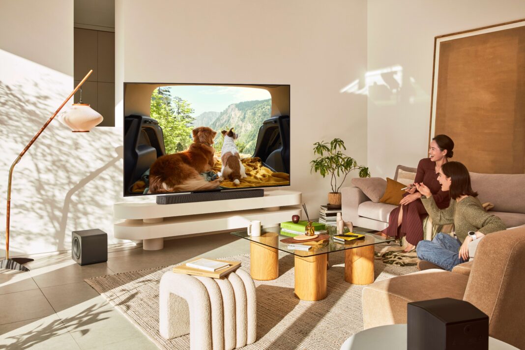 Samsung_QN70FQ990F_PERS_STAND_Soundbar