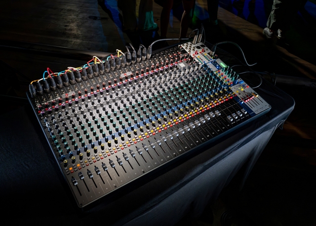 Soundcraft_SignaturePlus_LifestyleImage_FOH_3
