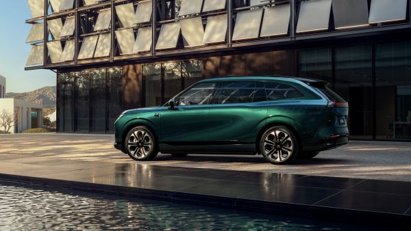 XPENG_G9L_Green_Car_with_Urban_View_2_城市纯车